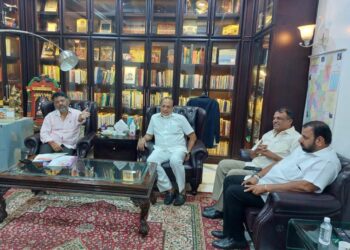 ದಕ್ಷಿಣ ಕನ್ನಡ ಮತ್ತು ಉಡುಪಿ ವಿಧಾನ ಪರಿಷತ್ ಚುನಾವಣೆ:; ಕಾಂಗ್ರೆಸ್ ನಿಂದ ಸ್ಪರ್ಧಿಸುವಂತೆ  ಡಿಕೆಶಿ ಯಿಂದ ಪಕ್ಷೇತರ ಅಭ್ಯರ್ಥಿ ಡಾ. ರಾಜೇಂದ್ರ ಕುಮಾರ್ ಗೆ ಸಲಹೆ