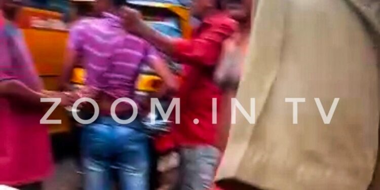 ಪುತ್ತೂರು: ಆಟೋ ರಿಕ್ಷಾದಲ್ಲಿ ಅನ್ಯಕೋಮಿನ ಮಹಿಳೆಯ ಮೇಲೆ ಕೈ ಹಾಕಿದ್ದಾನೆಂಬ ಆರೋಪ.!! ಯುವಕನಿಗೆ ಥಳಿತ..!!