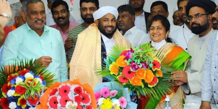 ಕರ್ನಾಟಕ ರಾಜ್ಯ ವಕ್ಫ್ ಮಂಡಳಿಯ ಅಧ್ಯಕ್ಷರಾಗಿ ಮೌಲಾನ ಶಾಫಿ ಸಅದಿ ಆಯ್ಕೆ  ವಿಚಾರ ಸಾಮಾಜಿಕ ಜಾಲತಾಣಗಳಲ್ಲಿ ಭಾರೀ ಪರ ವಿರೋಧ ಚರ್ಚೆ ..!!