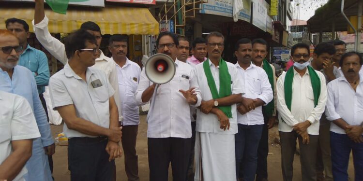 ವಿವಾದಿತ ಕೃಷಿ ಕಾಯ್ದೆ ವಾಪಾಸ್:; ಪುತ್ತೂರು ಬ್ಲಾಕ್ ಕಾಂಗ್ರೆಸ್ ಮತ್ತು ಕಿಸಾನ್ ಘಟಕದಿಂದ ಪಟಾಕಿ ಸಿಡಿಸಿ ಸಂಭ್ರಮಾಚರಣೆ