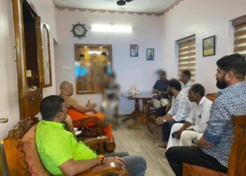 ಮುಸ್ಲಿಂ ಯುವಕನನ್ನು ಮದುವೆಯಾಗಲು ಸಿದ್ದವಾಗಿದ್ದ ಹಿಂದೂ ಯುವತಿ..!! ಯುವತಿ ಮನೆಗೆ ಭೇಟಿ ನೀಡಿದ ವಜ್ರದೇಹಿ ಸ್ವಾಮೀಜಿ : ಮನವೊಲಿಕೆ ಸಫಲ…!???