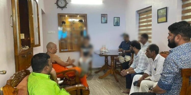 ಮುಸ್ಲಿಂ ಯುವಕನನ್ನು ಮದುವೆಯಾಗಲು ಸಿದ್ದವಾಗಿದ್ದ ಹಿಂದೂ ಯುವತಿ..!! ಯುವತಿ ಮನೆಗೆ ಭೇಟಿ ನೀಡಿದ ವಜ್ರದೇಹಿ ಸ್ವಾಮೀಜಿ : ಮನವೊಲಿಕೆ ಸಫಲ…!???