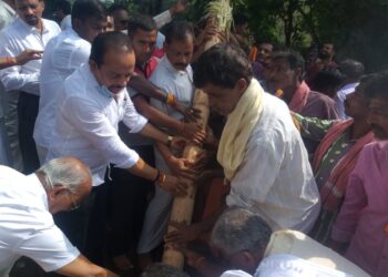 ಕೋಡಿಂಬಾಡಿ: ಮಠಂತಬೆಟ್ಟು ಮಹಿಷಮರ್ದಿನಿ ದೇವಸ್ಥಾನದಲ್ಲಿ ಬ್ರಹ್ಮಕಲಶೋತ್ಸವದ ಚಪ್ಪರ ಮುಹೂರ್ತ:; ಆಮಂತ್ರಣ ಪತ್ರ ಬಿಡುಗಡೆ