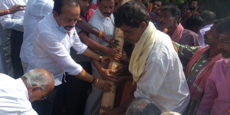 ಕೋಡಿಂಬಾಡಿ: ಮಠಂತಬೆಟ್ಟು ಮಹಿಷಮರ್ದಿನಿ ದೇವಸ್ಥಾನದಲ್ಲಿ ಬ್ರಹ್ಮಕಲಶೋತ್ಸವದ ಚಪ್ಪರ ಮುಹೂರ್ತ:; ಆಮಂತ್ರಣ ಪತ್ರ ಬಿಡುಗಡೆ