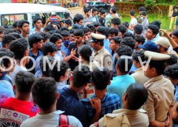 ಪುತ್ತೂರು: ಕಾಲೇಜು ವಿದ್ಯಾರ್ಥಿಗಳಿಗೆ ಹಲ್ಲೆ ಪ್ರಕರಣ:; ಪೊಲೀಸ್ ಠಾಣೆಗೆ ಮುತ್ತಿಗೆ ಹಾಕಿದ ಸಿಎಫ್ಐ ನೇತೃತ್ವದ ವಿದ್ಯಾರ್ಥಿಗಳು: ಆರೋಪಿಗಳನ್ನು ಬಂಧಿಸುವಂತೆ ಆಗ್ರಹ