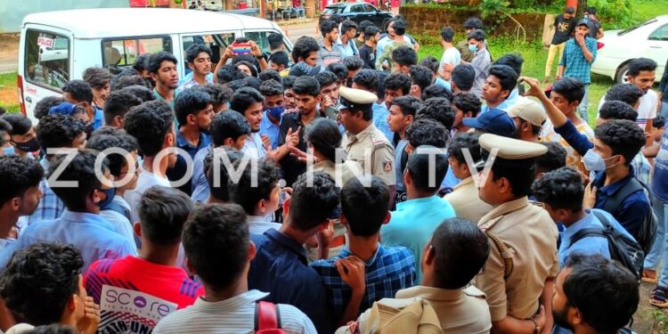 ಪುತ್ತೂರು: ಕಾಲೇಜು ವಿದ್ಯಾರ್ಥಿಗಳಿಗೆ ಹಲ್ಲೆ ಪ್ರಕರಣ:; ಪೊಲೀಸ್ ಠಾಣೆಗೆ ಮುತ್ತಿಗೆ ಹಾಕಿದ ಸಿಎಫ್ಐ ನೇತೃತ್ವದ ವಿದ್ಯಾರ್ಥಿಗಳು: ಆರೋಪಿಗಳನ್ನು ಬಂಧಿಸುವಂತೆ ಆಗ್ರಹ