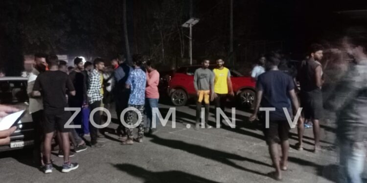 ಕಡಬ: ವಾಟ್ಸಾಪ್ ನಲ್ಲಿ ಸ್ಟೇಟಸ್ ಹಾಕಿದ್ದಕ್ಕೆ ಅನ್ಯಕೋಮಿನ ಯುವಕರಿಂದ ಜೀವ ಬೆದರಿಕೆ ಆರೋಪ..!!ಠಾಣೆಯ ಮುಂದೆ ಜಮಾಯಿಸಿದ ಹಿಂದೂ ಸಂಘಟನೆಯ ಕಾರ್ಯಕರ್ತರು