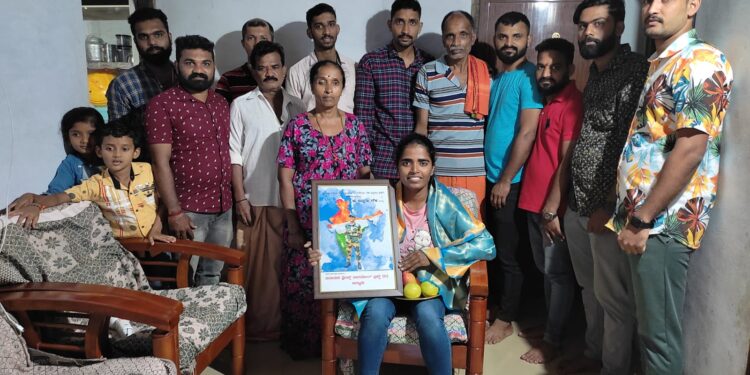 ಭಾರತೀಯ ಗಡಿ ಭದ್ರತೆಗೆ ಆಯ್ಕೆಯಾಗಿ ಪ್ರಥಮ ತರಬೇತಿ ಪೂರೈಸಿ ತಾಯ್ನಾಡಿಗೆ ಮರಳಿರುವ ರಮ್ಯಾ ಗೌಡ ರಿಗೆ ವಿನಾಯಕ ಫ್ರೆಂಡ್ಸ್ ಚಾರಿಟೇಬಲ್ ಟ್ರಸ್ಟ್ (ರಿ) ಬಲ್ನಾಡು ವತಿಯಿಂದ ಸನ್ಮಾನ