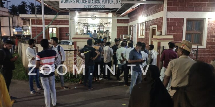 ಕೊಂಬೆಟ್ಟು ಕಾಲೇಜಿನಲ್ಲಿ ವಿದ್ಯಾರ್ಥಿಗಳ ಮೇಲೆ ಹಲ್ಲೆ ಪ್ರಕರಣ:; ವಿಚಾರಣೆಗಾಗಿ ನಾಲ್ವರನ್ನು ಠಾಣೆಗೆ ಕರೆತಂದ ಪೊಲೀಸರು: ಠಾಣೆ ಮುಂದೆ ಜಮಾಯಿಸಿದ ಹಿಂ.ಜಾ.ವೇ. ಕಾರ್ಯಕರ್ತರು