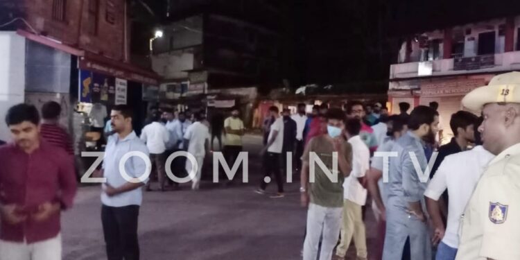 ಕೊಂಬೆಟ್ಟು ಕಾಲೇಜು ವಿದ್ಯಾರ್ಥಿಗಳ ಹೊಡೆದಾಟ ಪ್ರಕರಣ:; ಠಾಣೆ ಮುಂದೆ ಜಮಾಯಿಸಿದ ಮುಸ್ಲಿಂ ಒಕ್ಕೂಟದ ಕಾರ್ಯಕರ್ತರು: ನ್ಯಾಯ ದೊರಕದಿದ್ದಲ್ಲಿ ಪುತ್ತೂರಿನಾದ್ಯಂತ ಉಗ್ರ  ಪ್ರತಿಭಟನೆಯ ಎಚ್ಚರಿಕೆ..!!