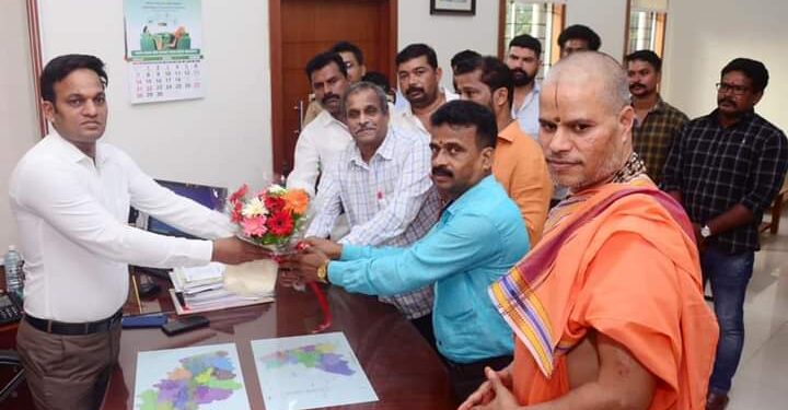 ಮಂಗಳೂರು: ನಾಗಬನಗಳನ್ನು ಅಪವಿತ್ರಗೊಳಿಸಿದ ಆರೋಪಿಗಳನ್ನು ಬಂಧಿಸಿದ ಪೊಲೀಸ್ ಇಲಾಖೆಗೆ ವಜ್ರದೇಹಿ ಶ್ರೀಗಳು ಮತ್ತು ವಿ.ಹಿಂ.ಪ. ಬಜರಂಗದಳದಿಂದ ಅಭಿನಂದನೆ