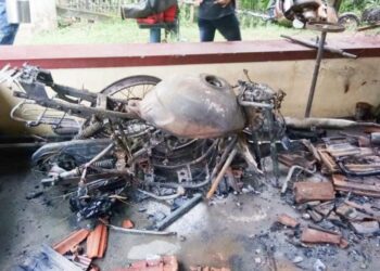 ಪೆರ್ನೆ: ಗ್ಯಾರೇಜ್‌ಯೊಂದರಲ್ಲಿ ಅಗ್ನಿ ಅವಘಡ..!! ವಾಹನಗಳು ಬೆಂಕಿಗಾಹುತಿ: ಲಕ್ಷಾಂತರ ರೂ.ನಷ್ಟ..!!