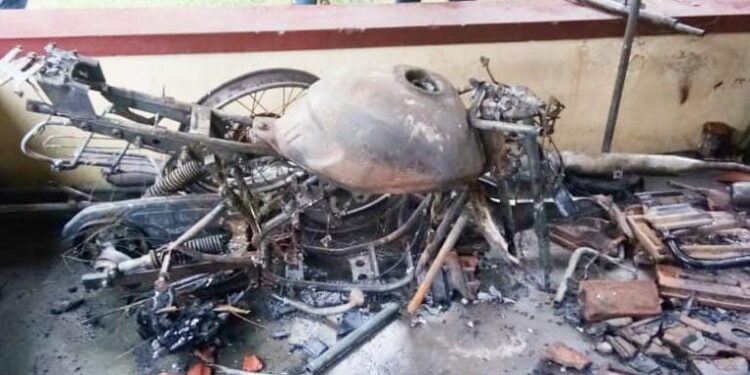 ಪೆರ್ನೆ: ಗ್ಯಾರೇಜ್ಯೊಂದರಲ್ಲಿ ಅಗ್ನಿ ಅವಘಡ..!! ವಾಹನಗಳು ಬೆಂಕಿಗಾಹುತಿ: ಲಕ್ಷಾಂತರ ರೂ.ನಷ್ಟ..!!