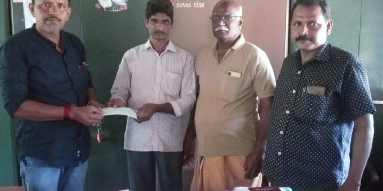 ವೀರಕಂಭ: ಹಾಲು ಉತ್ಪಾದಕರ ಸಹಕಾರಿ ಸಂಘದ ವತಿಯಿಂದ ಮಜಿ ಹಿರಿಯ ಪ್ರಾಥಮಿಕ ಶಾಲೆಗೆ ಸಹಾಯಧನದ ಚೆಕ್ಕ್ ಹಸ್ತಾಂತರ