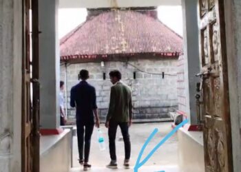 ಬಂಟ್ವಾಳ: ಕಾರಿಂಜೇಶ್ವರ ದೇವಸ್ಥಾನದ ಅಂಗಣಕ್ಕೆ ಪಾದರಕ್ಷೆ ಧರಿಸಿ ಪ್ರವೇಶ..!! ಸಾಮಾಜಿಕ ಜಾಲತಾಣಗಳಲ್ಲಿ ವೈರಲ್ : ಹಿಂದೂ ಪರ ಸಂಘಟನೆಯಿಂದ ತೀವ್ರ ವಿರೋಧ