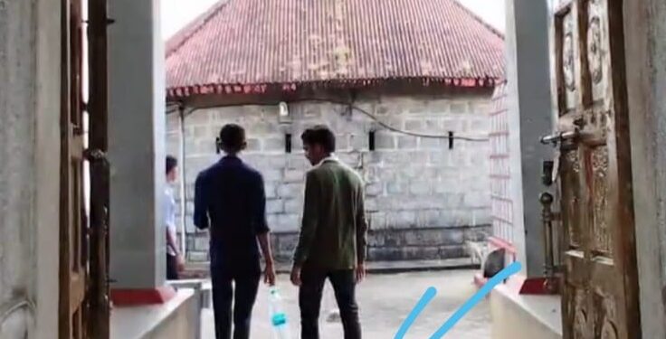 ಬಂಟ್ವಾಳ: ಕಾರಿಂಜೇಶ್ವರ ದೇವಸ್ಥಾನದ ಅಂಗಣಕ್ಕೆ ಪಾದರಕ್ಷೆ ಧರಿಸಿ ಪ್ರವೇಶ..!! ಸಾಮಾಜಿಕ ಜಾಲತಾಣಗಳಲ್ಲಿ ವೈರಲ್ : ಹಿಂದೂ ಪರ ಸಂಘಟನೆಯಿಂದ ತೀವ್ರ ವಿರೋಧ