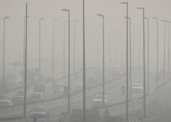 ದೆಹಲಿಯಲ್ಲಿ ‘ಏರ್​ ಎಮರ್ಜೆನ್ಸಿ’ ಲಾಕ್​ಡೌನ್ ಆತಂಕ:; ಒಂದು ದಿನ ಉಸಿರಾಡೋದು 20 ಸಿಗರೇಟ್ ಸೇವನೆಗೆ ಸಮ..!!