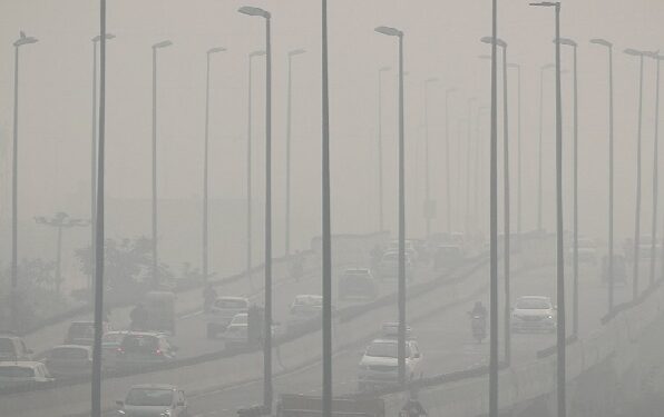 ದೆಹಲಿಯಲ್ಲಿ ‘ಏರ್​ ಎಮರ್ಜೆನ್ಸಿ’ ಲಾಕ್​ಡೌನ್ ಆತಂಕ:; ಒಂದು ದಿನ ಉಸಿರಾಡೋದು 20 ಸಿಗರೇಟ್ ಸೇವನೆಗೆ ಸಮ..!!