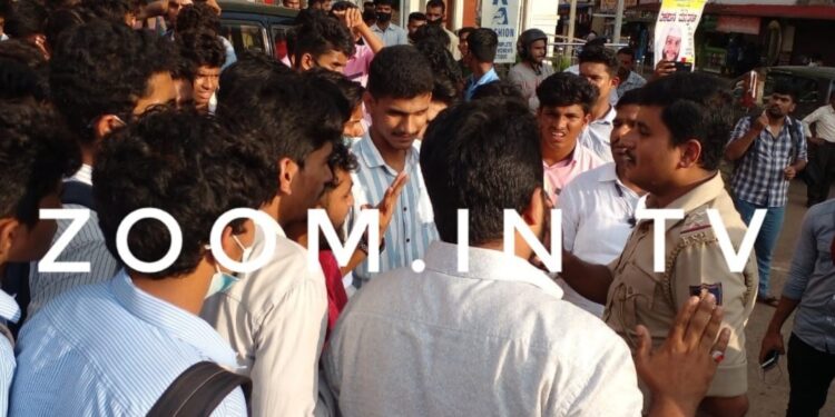 ಪುತ್ತೂರು: ಕಾಲೇಜು ವಿದ್ಯಾರ್ಥಿ ಮೇಲೆ ಹಲ್ಲೆ ಪ್ರಕರಣ:; ದಿಢೀರ್ ಪ್ರತಿಭಟನೆ ನಡೆಸಲು ಮುಂದಾದ ಕ್ಯಾಂಪಸ್ ಫ್ರಂಟ್..!!ಕೂಡಲೇ ಸ್ಥಳಕ್ಕಾಗಮಿಸಿದ ಪೊಲೀಸರು