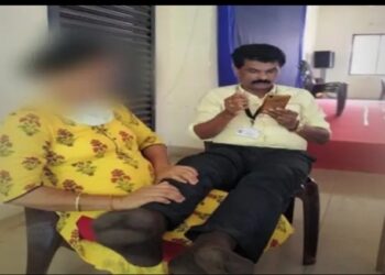 ಮಂಗಳೂರು: ಆಸ್ಪತ್ರೆಯಲ್ಲೇ  ವೈದ್ಯಾಧಿಕಾರಿಯ ರಂಗಿನಾಟ..!! ಮಹಿಳಾ ಸಿಬ್ಬಂದಿ ಜೊತೆ ಚೆಲ್ಲಾಟ