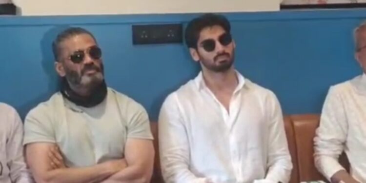 ಮಗನ ಚಿತ್ರ ಬಿಡುಗಡೆಗೆ ಮುನ್ನ ಮಂಗಳೂರಿಗೆ ಭೇಟಿ ನೀಡಿ ಹುಟ್ಟೂರ ದೇವರ ಆಶೀರ್ವಾದ ಪಡೆದ ಬಾಲಿವುಡ್ ನಟ ‘ಸುನೀಲ್ ಶೆಟ್ಟಿ’..!!