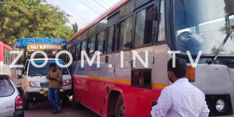 ಕೋಡಿಂಬಾಡಿ: ಕೆ.ಎಸ್.ಆರ್.ಟಿ.ಸಿ ಬಸ್ ಮತ್ತು ಮಿನಿ ಟೆಂಪೋ ನಡುವೆ ಡಿಕ್ಕಿ