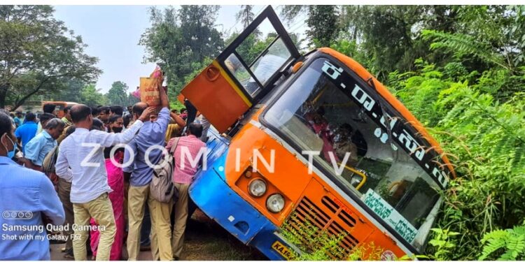 ಮದ್ದಡ್ಕ : ಚಾಲಕನ ನಿಯಂತ್ರಣ ತಪ್ಪಿ ರಸ್ತೆ ಬದಿಯ ಚರಂಡಿಗೆ ಬಿದ್ದ ಕೆ ಎಸ್ ಆರ್ ಟಿ ಸಿ ಬಸ್..!! ಪ್ರಯಾಣಿಕರು ಪ್ರಾಣಾಪಾಯದಿಂದ ಪಾರು