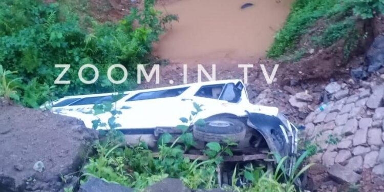 ನೆಲ್ಯಾಡಿ: ಚಾಲಕನ ನಿಯಂತ್ರಣ ತಪ್ಪಿ ಕಂದಕಕ್ಕೆ ಉರುಳಿದ ಟೆಂಪೋ ಟ್ರಾವೆಲರ್..!! ಐವರಿಗೆ ಗಾಯ