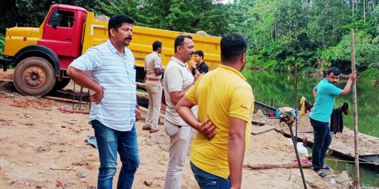 ಅಕ್ರಮ ಮರಳುಗಾರಿಕೆ ಅಡ್ಡೆಗೆ ಬಂಟ್ವಾಳ ಎ.ಎಸ್ಪಿ ತಂಡದಿಂದ ದಾಳಿ..!! ಎರಡು ಟಿಪ್ಪರ್,ಮೂರು ದೋಣಿ ವಶ