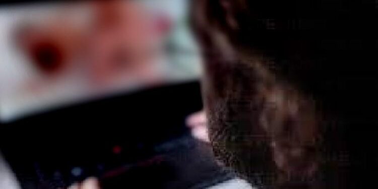 ಪತ್ನಿಗೆ ಬೈ.. ಪೋರ್ನ್​ ಸೈಟ್​ ಪೋರಿಯರಿಗೆ ಹೈ..!! ಗಂಡನ ವಿರುದ್ಧ ಕೋರ್ಟ್​ ಮೆಟ್ಟಿಲೇರಿದ ಪತ್ನಿ