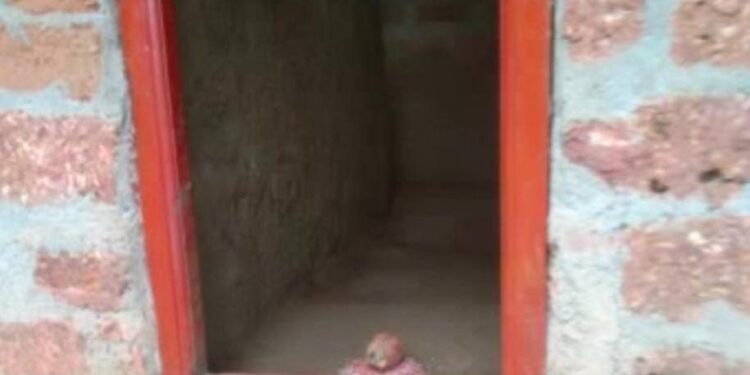 ವಿಟ್ಲ: ಮಹಿಳೆ ಮತ್ತು ಮಕ್ಕಳು ಮಾತ್ರ ಮನೆಯಲ್ಲಿದ್ದ ವೇಳೆ ಅಕ್ರಮ ಪ್ರವೇಶ ಮಾಡಿ ಜೀವ ಬೆದರಿಕೆ;; ವಾಮಾಚಾರ ನಡೆಸಿ ಮನೆ ಸೊತ್ತುಗಳನ್ನು ಕಳವುಗೈದು, ಕುಡಿಯುವ ನೀರಿಗೆ ವಿಷ ಬೆರೆಸಿದ ಆರೋಪ..!!