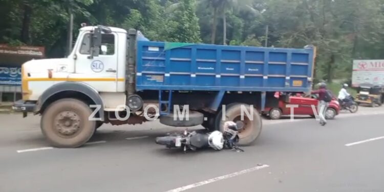 ದಾಸಕೋಡಿ: ಟಿಪ್ಪರ್ ಮತ್ತು ಬೈಕ್ ನಡುವೆ ಅಪಘಾತ:; ಬೈಕ್ ಸವಾರ ಗಂಭೀರ