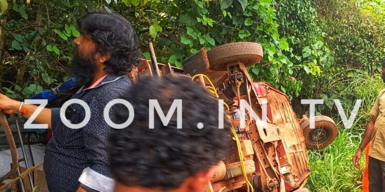 ಪಂಜಳ: ಆಪೆ ರಿಕ್ಷಾ ಪಲ್ಟಿ,ಚಾಲಕ ಪ್ರಾಣಾಪಾಯದಿಂದ ಪಾರು:; ಇಂಜಿನಿಯರ್ ಮತ್ತು ಗುತ್ತಿಗೆದಾರರ ನಿರ್ಲಕ್ಷತನದಿಂದ ರಸ್ತೆ ದುರಸ್ಥಿ ಕಾರ್ಯಾ ಆರಂಭವಾಗಿಲ್ಲ – ಗ್ರಾಮಸ್ಥರ ಆಕ್ರೋಶ