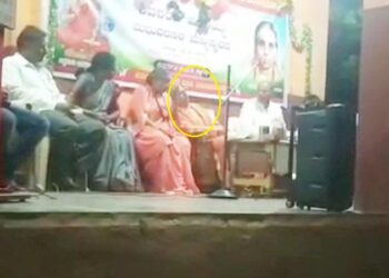 ಹುಟ್ಟುಹಬ್ಬದ ದಿನ ಭಕ್ತರಿಗೆ ಆಶೀರ್ವಚನ ನೀಡ್ತಿದ್ದಾಗಲೇ ಅಸುನೀಗಿದ ಸ್ವಾಮೀಜಿ..!! ಸಾಮಾಜಿಕ ಜಾಲತಾಣಗಳಲ್ಲಿ ವೈರಲ್ ಆಗುತ್ತಿದೆ ವಿಡಿಯೋ