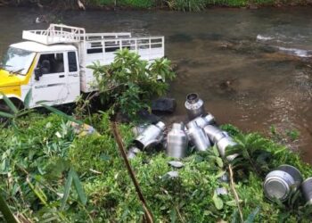 ಹಾಲು ಸಾಗಾಟಕ್ಕೆ ತೆರಳುತ್ತಿದ್ದ ಪಿಕಪ್ ವಾಹನ ಹೊಳೆಗೆ ಪಲ್ಟಿ..!! ಇಬ್ಬರಿಗೆ ಗಾಯ