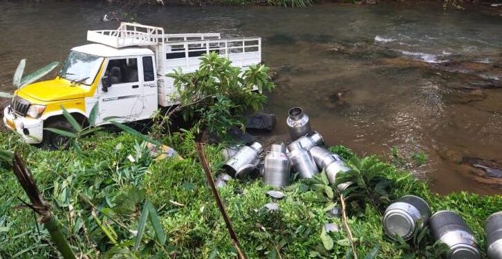 ಹಾಲು ಸಾಗಾಟಕ್ಕೆ ತೆರಳುತ್ತಿದ್ದ ಪಿಕಪ್ ವಾಹನ ಹೊಳೆಗೆ ಪಲ್ಟಿ..!! ಇಬ್ಬರಿಗೆ ಗಾಯ