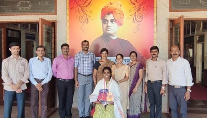 ವಿವೇಕಾನಂದ ಪ. ಪೂ ಕಾಲೇಜಿನ ವತಿಯಿಂದ ಭಾರತೀಯ ಗಡಿಭದ್ರತಾ ಪಡೆಯಲ್ಲಿ ತರಬೇತಿ ಪಡೆಯುತ್ತಿರುವ ರಮ್ಯ ಡಿ ರವರಿಗೆ ಸನ್ಮಾನ