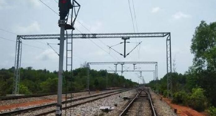 ಮಂಗಳೂರು: ಗೂಡ್ಸ್ ರೈಲಿನ ಮೇಲೇರಿ ಸೆಲ್ಪಿ ತೆಗೆಯಲು ಹೋದ ಯುವಕನಿಗೆ ವಿದ್ಯುತ್ ಶಾಕ್..!!