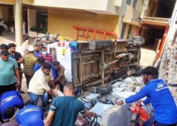 ಮಂಗಳೂರು: ರಿವರ್ಸ್‌ ಚಲಿಸುವ ವೇಳೆ ಗೋಡೆಗೆ ಡಿಕ್ಕಿಯೊಡೆದು ಉರುಳಿ ಬಿದ್ದ ಆಂಬ್ಯುಲೆನ್ಸ್..!! ಬೈಕ್‌ಗಳು ಜಖಂ