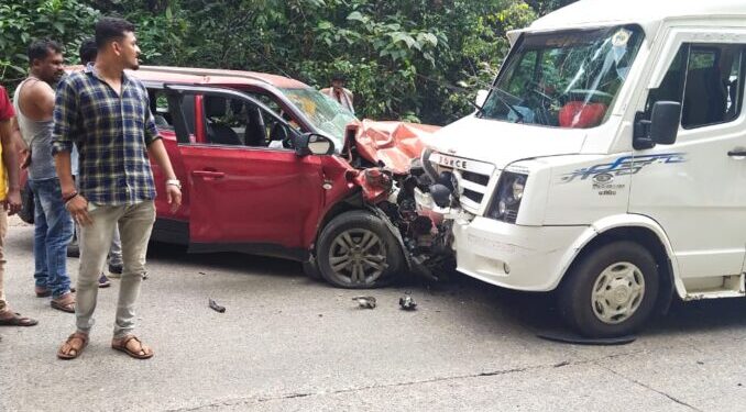 ಗುಂಡ್ಯ: ಟೆಂಪೋ ಟ್ರಾವೆಲರ್ – ಬ್ರೆಝಾ ಕಾರು ನಡುವೆ ಡಿಕ್ಕಿ: ಐವರು ಗಂಭೀರ..!!