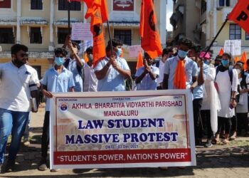 ಮಂಗಳೂರು: ರಾಜ್ಯದ ಕಾನೂನು ವಿದ್ಯಾರ್ಥಿಗಳ ಶೈಕ್ಷಣಿಕ ಹಾಗೂ ಪರೀಕ್ಷೆಗೆ ಸಂಬಂಧಿಸಿದ ಸಮಸ್ಯೆಗಳನ್ನು ಖಂಡಿಸಿ ಎಬಿವಿಪಿ ವತಿಯಿಂದ ಬೃಹತ್ ಪ್ರತಿಭಟನೆ