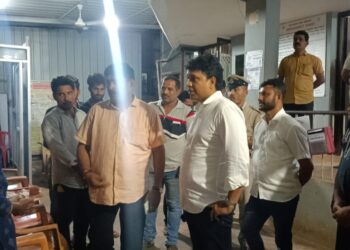 ಮಂಗಳೂರು: ಕೆಲ ದಿನಗಳ ಹಿಂದೆ ನೀರುಮಾರ್ಗದಲ್ಲಿ ನಡೆದ ಹಲ್ಲೆ ಪ್ರಕರಣ: ಅಪರಾಧಿಗಳೊಂದಿಗೆ ನಿರಪರಾಧಿಗಳ ಬಂಧನ: ನಿರಪರಾಧಿಗಳನ್ನು ಠಾಣೆಯಿಂದ ಬಿಡಿಸಿ ಕರೆತಂದ ಶಾಸಕ ಡಾ.ಭರತ್ ಶೆಟ್ಟಿ