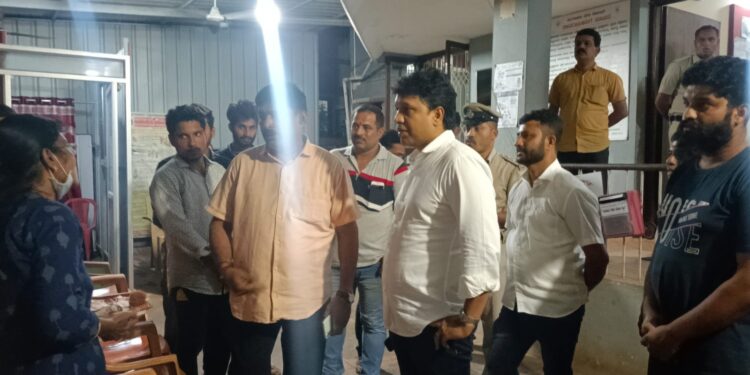 ಮಂಗಳೂರು: ಕೆಲ ದಿನಗಳ ಹಿಂದೆ ನೀರುಮಾರ್ಗದಲ್ಲಿ ನಡೆದ ಹಲ್ಲೆ ಪ್ರಕರಣ: ಅಪರಾಧಿಗಳೊಂದಿಗೆ ನಿರಪರಾಧಿಗಳ ಬಂಧನ: ನಿರಪರಾಧಿಗಳನ್ನು ಠಾಣೆಯಿಂದ ಬಿಡಿಸಿ ಕರೆತಂದ ಶಾಸಕ ಡಾ.ಭರತ್ ಶೆಟ್ಟಿ