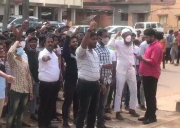 ಉಪ್ಪಿನಂಗಡಿ: ಹಿಂದೂ ಯುವಕರ ಮೇಲೆ ದಾಳಿ ನಡೆಸಿದ ಪ್ರಕರಣ: ವಿಚಾರಣೆಗಾಗಿ ಪಿಎಫ್ ಐ ಮುಖಂಡರನ್ನು ವಶಕ್ಕೆ ಪಡೆದ ಪೊಲೀಸ್.!! ಠಾಣೆ ಮುಂಭಾಗ ಜಮಾಯಿಸಿದ ಪಿಎಫ್ ಐ ಕಾರ್ಯಕರ್ತರು..!!
