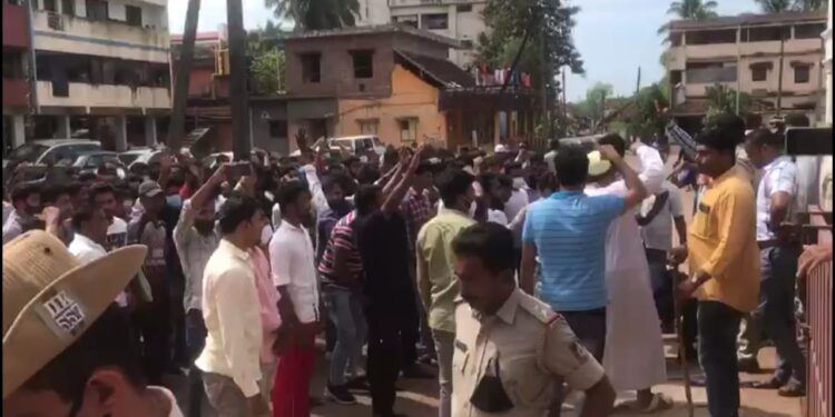 ಉಪ್ಪಿನಂಗಡಿ: ಹಿಂದೂ ಯುವಕರಿಗೆ ತಲವಾರು ದಾಳಿ ನಡೆಸಿದ ಪ್ರಕರಣ:; ಪೊಲೀಸ್ ವಶದಲ್ಲಿದ್ದ ಪಿಎಫ್ಐ ಜಿಲ್ಲಾಧ್ಯಕ್ಷ ಹಮೀದ್ ಮೆಜೆಸ್ಟಿಕ್ ಬಿಡುಗಡೆ..!!