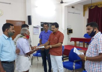 ಕೋವಿಡ್ ನಿಂದಾಗಿ ಮೃತರಾದ ಬಿಪಿಎಲ್ ಕಾರ್ಡ್ ನ ಬಡವರ್ಗದವರಿಗೆ ಪರಿಹಾರಧನದ ಚೆಕ್ ವಿತರಿಸಿದ ಶಾಸಕ ಸಂಜೀವ ಮಠಂದೂರು