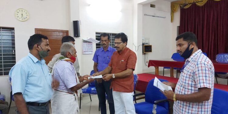 ಕೋವಿಡ್ ನಿಂದಾಗಿ ಮೃತರಾದ ಬಿಪಿಎಲ್ ಕಾರ್ಡ್ ನ ಬಡವರ್ಗದವರಿಗೆ ಪರಿಹಾರಧನದ ಚೆಕ್ ವಿತರಿಸಿದ ಶಾಸಕ ಸಂಜೀವ ಮಠಂದೂರು