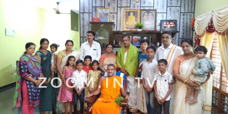 ವಿಟ್ಲ: ಪಟ್ಟಣ ಪಂಚಾಯತ್ ನ ಬಿಜೆಪಿ ಅಭ್ಯರ್ಥಿ ಸಂಗೀತ ಪಾಣೆಮಜಲು ರವರ ನಿವಾಸಕ್ಕೆ ಪೇಜಾವರ ಶ್ರೀಗಳು ಭೇಟಿ