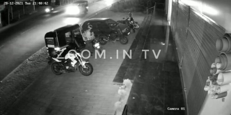 ಪುತ್ತೂರು: ಮುಖ್ಯರಸ್ತೆಯಲ್ಲೇ ನಿಲ್ಲಿಸಿದ್ದ ಆಟೋ ರಿಕ್ಷಾದಿಂದ ಕಳ್ಳತನ..!! ಸಿಸಿ ಟಿವಿಯಲ್ಲಿ ದೃಶ್ಯ ಸೆರೆ:; ಪ್ರಕರಣ ದಾಖಲು..!!!