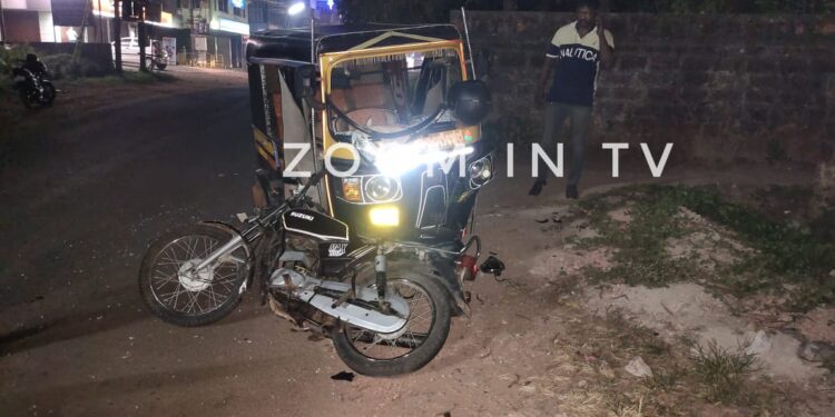ಪುತ್ತೂರು: ಎಪಿಎಂಸಿ ರಸ್ತೆಯಲ್ಲಿ ಆಟೋ ರಿಕ್ಷಾ ಮತ್ತು ಬೈಕ್ ನಡುವೆ ಡಿಕ್ಕಿ..!! ದ್ವಿಚಕ್ರ ವಾಹನ ಸವಾರ ಆಸ್ಪತ್ರೆಗೆ ದಾಖಲು